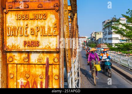 Vietnam, Hanoi, Bezirk Hoan Kiem, alter Bezirk oder Bezirk mit 36 Unternehmen, Long Bien Bridge, früher Paul-Doumer-Brücke, erbaut zur Zeit der französischen Indochina und 1903 eingeweiht Stockfoto