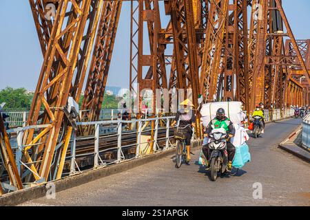 Vietnam, Hanoi, Bezirk Hoan Kiem, alter Bezirk oder Bezirk mit 36 Unternehmen, Long Bien Bridge, früher Paul-Doumer-Brücke, erbaut zur Zeit der französischen Indochina und 1903 eingeweiht Stockfoto