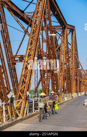 Vietnam, Hanoi, Bezirk Hoan Kiem, alter Bezirk oder Bezirk mit 36 Unternehmen, Long Bien Bridge, früher Paul-Doumer-Brücke, erbaut zur Zeit der französischen Indochina und 1903 eingeweiht Stockfoto