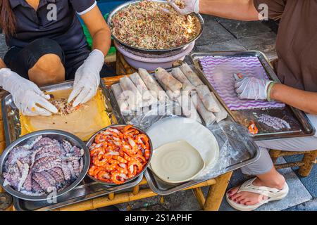 Vietnam, Hanoi, Bezirk Hoan Kiem, alter Bezirk oder Bezirk mit 36 Unternehmen, hausgemachte Frühlingsrollen Stockfoto