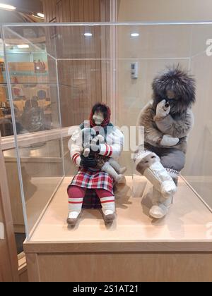 Inuit-Puppen in traditioneller Kleidung in der Legislativversammlung von Nunavut an der Bundesstraße in Iqaluit, Nunavut, Kanada Stockfoto