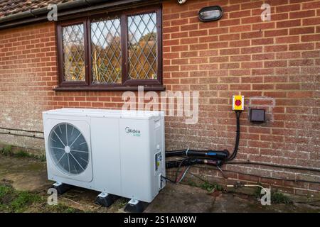 Eine 16 kW Midea M-thermische Mono ATW Luftwärmepumpe vor einem Norfolk Cottage. Stockfoto