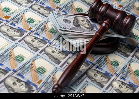 Hölzerner Richterhals, Soundboard mit 100-Dollar-Scheinen auf dem Hintergrund, Nahaufnahme. Finanz- und Justizkonzept Stockfoto