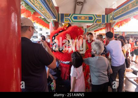 Lion Dance Performance im chinesischen Tempel in Chinatown Kuala Lumpur, Malaysia. Chinesisches Neujahrsfest Stockfoto