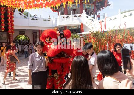 Lion Dance Performance im chinesischen Tempel in Chinatown Kuala Lumpur, Malaysia. Chinesisches Neujahrsfest Stockfoto