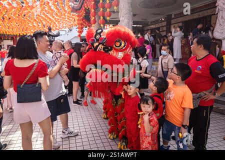 Lion Dance Performance im chinesischen Tempel in Chinatown Kuala Lumpur, Malaysia. Chinesisches Neujahrsfest Stockfoto