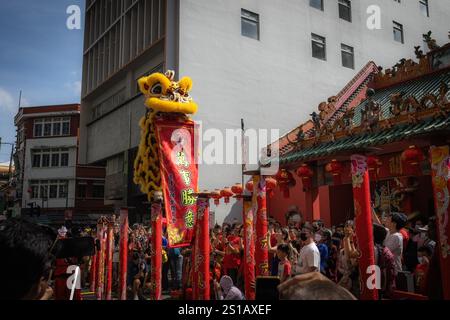 Lion Dance Performance im chinesischen Tempel in Chinatown Kuala Lumpur, Malaysia. Chinesisches Neujahrsfest Stockfoto