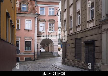 Kopfsteinpflasterpfade schlängeln sich zwischen historischen Gebäuden in Walbrzych und zeigen lebhafte Architektur und Charme, Polen Stockfoto
