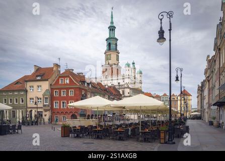 Besucher genießen die lebhafte Atmosphäre des alten Marktplatzes von Posen und seiner bezaubernden Architektur, Polen Stockfoto