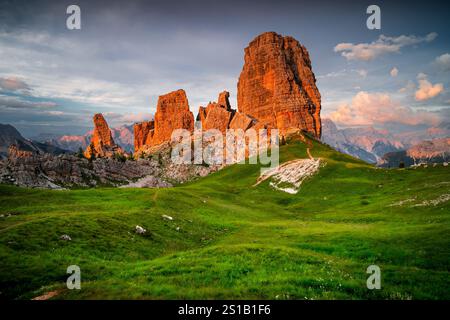Sonnenuntergang auf Cinque Torri, Passo Falzarego, Cinque Torri, in der Nähe von Cortina d'Ampezzo, Provinz Belluno, Italien. Idyllische Landschaft in den Dolomiten. Stockfoto