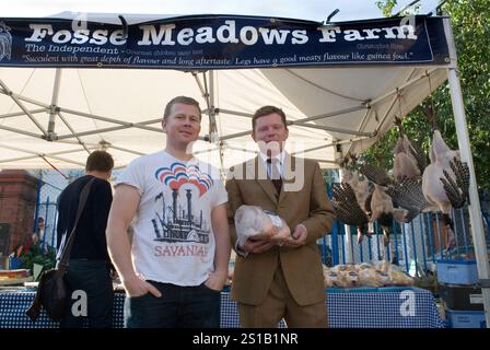 Nick Ball und Jacob Sykes zweite Generation und erste Generation junger Landwirt. Von Fosse Meadows Farm. Sie produzieren Freilandputen und Hühner. Queens Park Farmers Market, North London, November 2012 2010, Vereinigtes Königreich HOMER SYKES. Stockfoto