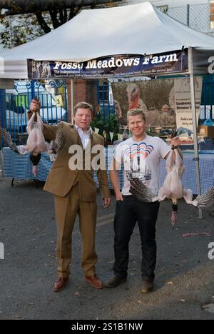 Jacob Sykes und Nick Ball Junglandwirte der ersten und zweiten Generation. Von Fosse Meadows Farm. Sie produzieren Freilandputen und Hühner. Queens Park Farmers Market, North London, November 2012 2010, Vereinigtes Königreich HOMER SYKES. Stockfoto