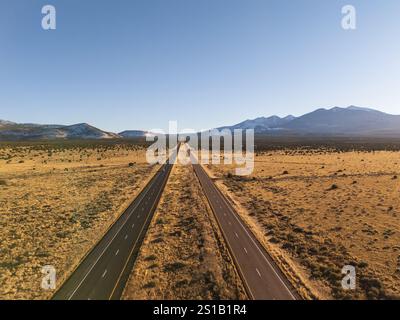 US-89 in Richtung Flagstaff, Arizona, Panoramablick auf den Highway und die schneebedeckten Berge von San Francisco und den Coconino-Wald. Stockfoto