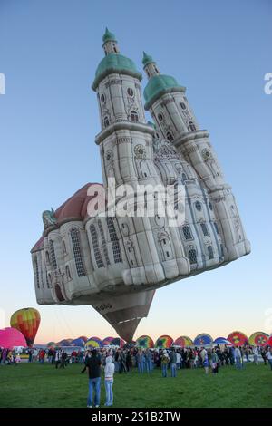 Der Heißluftballon fliegt hoch über Albuquerque, New Mexico Stockfoto