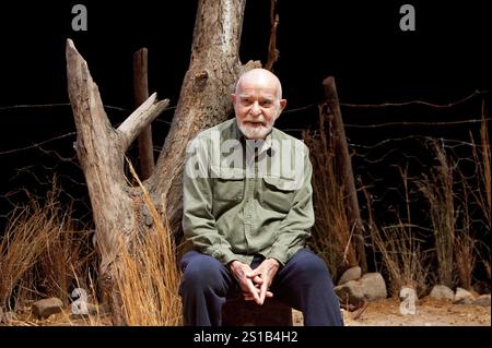 Athol Fugard - Autor und Regisseur - am Set des ZUGFÜHRERS im Hampstead Theatre, London NW3 09/11/2010 A Fugard Theatre Produktionsdesign: Saul Radomsky Beleuchtung: Mannie Manim Stockfoto
