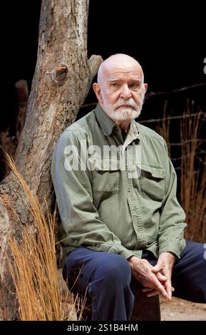 Athol Fugard - Autor und Regisseur - am Set des ZUGFÜHRERS im Hampstead Theatre, London NW3 09/11/2010 A Fugard Theatre Produktionsdesign: Saul Radomsky Beleuchtung: Mannie Manim Stockfoto