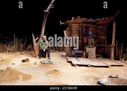 Athol Fugard - Autor und Regisseur - am Set des ZUGFÜHRERS im Hampstead Theatre, London NW3 09/11/2010 A Fugard Theatre Produktionsdesign: Saul Radomsky Beleuchtung: Mannie Manim Stockfoto
