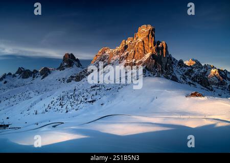 Blick auf den Berggipfel von Ra Gusela. Sonnenuntergang auf dem Italienpass in den Dolomiten. Ikonischer Blick auf den Giau-Pass im Winter, Dolomiten Stockfoto
