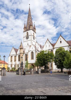 SIBIU (RUMÄNIEN) - die Kathedrale Evanghelică „Sfânta Maria“ (Marienkathedrale) ist ein ikonisches gotisches Wahrzeichen, hoch im Herzen von Sibiu. Its Stockfoto