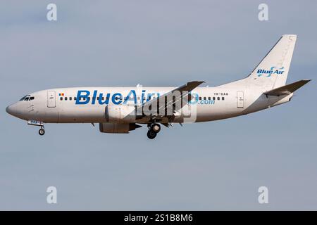 Rumänische Blue Air Boeing 737-300 mit Registrierung YR-BAA im Finale für den Flughafen Brüssel Stockfoto