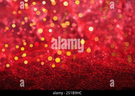 Weihnachtsbeleuchtung Bokeh-festlicher Hintergrund. Leere rote und goldene Lichter im Hintergrund Stockfoto