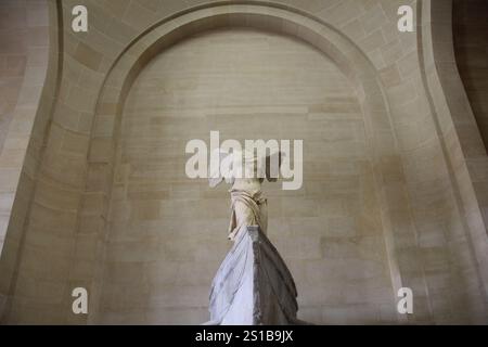 Die Nike Skulptur im Saal des Louvre Stockfoto