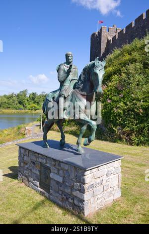 Wales, Pembrokeshire, Pembroke – 4. Juli 2024: Statue von William Marshal, 1. Earl of Pembroke vor Pembroke Castle. Stockfoto