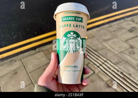 Ein Starbucks Grande Cup Caffe Latte, ein gekühltes Kaffeegetränk. Stockfoto