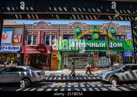 Russische Geschäfte unter dem El und entlang der Brighton Beach Avenue, Brighton Beach, Brooklyn, New York City Stockfoto