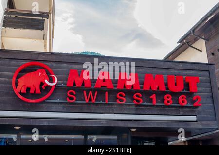 Zermatt, Schweiz - 22. September 2024: Das Schild für den Mammut Swiss 1862 Outdoor-Gear- und Bekleidungsladen in Zermatt Stockfoto