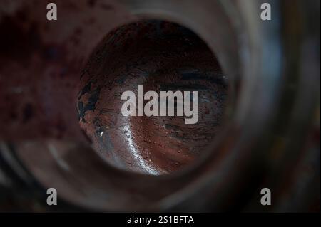 Der von diesem Rückstand abgetrennte Reinwein wurde in einen zweiten Behälter gegeben und an einem kalten Ort ruhen gelassen. Weintrub in einer Flasche. Stockfoto