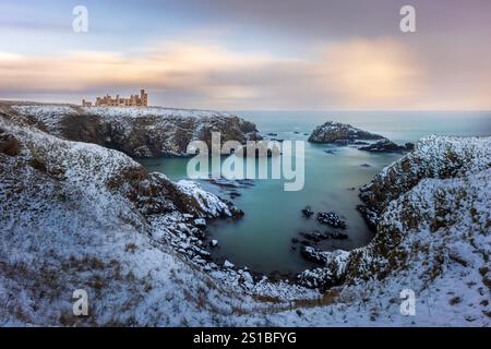 Bram Stoker wurde angeblich von Slains Castle in Cruden Bay, Aberdeenshire, Schottland, inspiriert, als er seinen legendären Dracula-Roman schrieb. Stockfoto