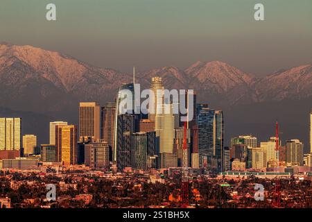 Los Angeles Skyline mit schneebedeckten San Gabriel Mountains im Hintergrund, Winter 2024, Los Angeles, Kalifornien Stockfoto