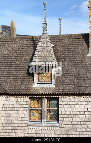 149 Mont-Saint-Michel. So genanntes Haus der Artischocke, Detail von Dachfenstern und Fassadenfenstern, Dach und Wand mit Holzschindeln verkleidet. Normandie-Frankreich. Stockfoto