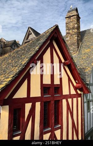 155 Mont-Saint-Michel. Halbholzrahmen an cremefarbener und roter Fassade, XV c.House an der Grande Rue-Main Street aus Sicht vom Fußweg der Stadtmauer. Normandie-Frankreich Stockfoto