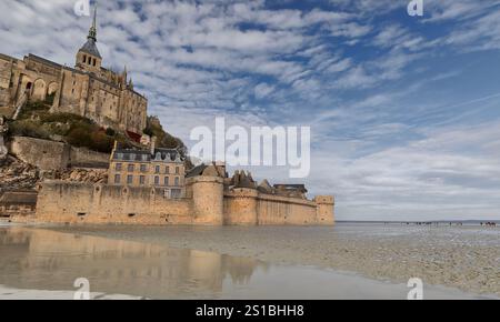 159 Mont-Saint-Michel. Porte de l'Avancée Gate-Tour du ROI Tower-Tour Liberté Tower auf der südlichen Stadtmauer, Wattgebiete und Sandwanderer. Normandie-Frankreich. Stockfoto