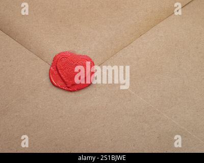 Brauner Briefumschlag aus Love Letter, versiegelt mit dem herzförmigen roten Wachssiegel Stockfoto