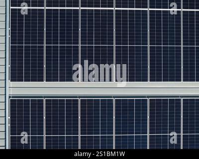 Nahaufnahme von Solarpaneelen Zellen, oben in einem Gebäude, Ansicht von oben nach unten Stockfoto