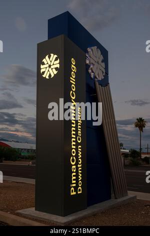 Pima Community College Downtown Campus Schild bei Sonnenuntergang in Tucson Arizona Stockfoto