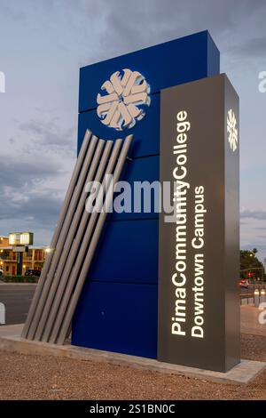 Pima Community College Downtown Campus Schild bei Sonnenuntergang in Tucson Arizona Stockfoto