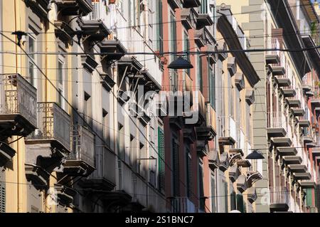 Architektonischer Blick auf die traditionellen Gebäude von Neapel in der Via Toledo Stockfoto