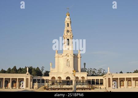 Basilika unserer Lieben Frau vom Rosenkranz, Basilika des Rosenkranzes, Wallfahrtskirche, Santuario de Fatima, Fatima-Heiligtum, Fatima, Ourem, Santarem, Frontal VI Stockfoto