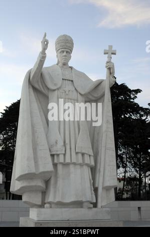 Statue von Papst Pius XII., Heiligtum von Fatima, Fatima, Ourem, Santarem, Portugal, Europa, große weiße Statue des Papstes unter blauem Himmel, umgeben Stockfoto