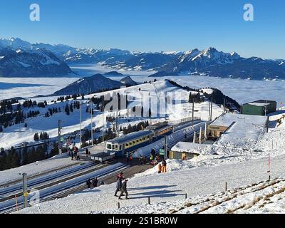 Rigi Themenbild - Zahnradbahn, Bergbahn, Rigi, Königin der Berge am Vierwaldstättersee im Winter, 31.12.2024 Rigi, Kulm, Bergmassiv am Vierwaldstättersee in der Zentralschweiz. Fahrt mit der Zahnradbahn, Bergbahn auf den Rigi Berggipfel Kulm. Die Rigi liegt in der Zentralschweiz im Kanton Schwyz und Luzern Themenbild - Zahnradbahn, Bergbahn, Rigi, Königin der Berge am Vierwaldstättersee im Winter, 31.12.2024 Copyright: XEibnerxPressefotox/xDanielxFleigx Stockfoto