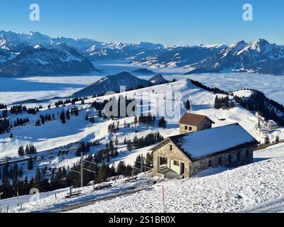 Rigi Themenbild - Zahnradbahn, Bergbahn, Rigi, Königin der Berge am Vierwaldstättersee im Winter, 31.12.2024 Rigi, Kulm, Bergmassiv am Vierwaldstättersee in der Zentralschweiz. Fahrt mit der Zahnradbahn, Bergbahn auf den Rigi Berggipfel Kulm. Die Rigi liegt in der Zentralschweiz im Kanton Schwyz und Luzern Themenbild - Zahnradbahn, Bergbahn, Rigi, Königin der Berge am Vierwaldstättersee im Winter, 31.12.2024 Copyright: XEibnerxPressefotox/xDanielxFleigx Stockfoto