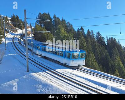 Rigi Themenbild - Zahnradbahn, Bergbahn, Rigi, Königin der Berge am Vierwaldstättersee im Winter, 31.12.2024 Rigi, Kulm, Bergmassiv am Vierwaldstättersee in der Zentralschweiz. Fahrt mit der Zahnradbahn, Bergbahn auf den Rigi Berggipfel Kulm. Die Rigi liegt in der Zentralschweiz im Kanton Schwyz und Luzern Themenbild - Zahnradbahn, Bergbahn, Rigi, Königin der Berge am Vierwaldstättersee im Winter, 31.12.2024 Copyright: XEibnerxPressefotox/xDanielxFleigx Stockfoto