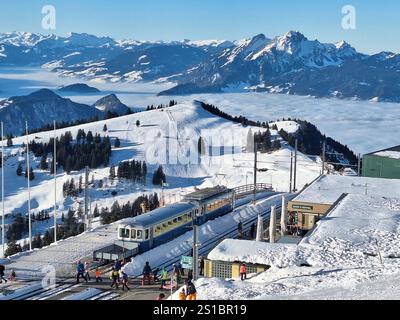 Rigi Themenbild - Zahnradbahn, Bergbahn, Rigi, Königin der Berge am Vierwaldstättersee im Winter, 31.12.2024 Rigi, Kulm, Bergmassiv am Vierwaldstättersee in der Zentralschweiz. Fahrt mit der Zahnradbahn, Bergbahn auf den Rigi Berggipfel Kulm. Die Rigi liegt in der Zentralschweiz im Kanton Schwyz und Luzern Themenbild - Zahnradbahn, Bergbahn, Rigi, Königin der Berge am Vierwaldstättersee im Winter, 31.12.2024 Copyright: XEibnerxPressefotox/xDanielxFleigx Stockfoto