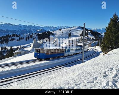 Rigi Themenbild - Zahnradbahn, Bergbahn, Rigi, Königin der Berge am Vierwaldstättersee im Winter, 31.12.2024 Rigi, Kulm, Bergmassiv am Vierwaldstättersee in der Zentralschweiz. Fahrt mit der Zahnradbahn, Bergbahn auf den Rigi Berggipfel Kulm. Die Rigi liegt in der Zentralschweiz im Kanton Schwyz und Luzern Themenbild - Zahnradbahn, Bergbahn, Rigi, Königin der Berge am Vierwaldstättersee im Winter, 31.12.2024 Copyright: XEibnerxPressefotox/xDanielxFleigx Stockfoto