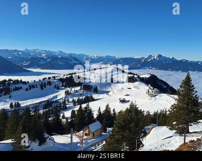 Rigi Themenbild - Zahnradbahn, Bergbahn, Rigi, Königin der Berge am Vierwaldstättersee im Winter, 31.12.2024 Rigi, Kulm, Bergmassiv am Vierwaldstättersee in der Zentralschweiz. Fahrt mit der Zahnradbahn, Bergbahn auf den Rigi Berggipfel Kulm. Die Rigi liegt in der Zentralschweiz im Kanton Schwyz und Luzern Themenbild - Zahnradbahn, Bergbahn, Rigi, Königin der Berge am Vierwaldstättersee im Winter, 31.12.2024 Copyright: XEibnerxPressefotox/xDanielxFleigx Stockfoto