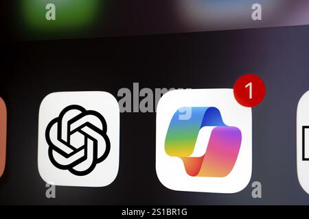 Nahaufnahme eines iPhone-Bildschirms mit dem Symbol für Chatgpt und Microsoft Copilot App. Stockfoto